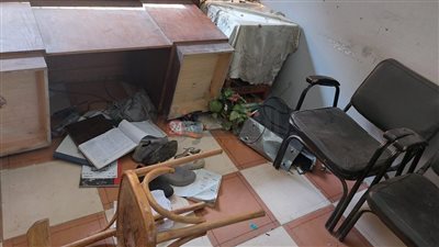 جهات التحقيق تعاين موقع حادث انهيار سور سلم بمدرسة المعتمدية بالجيزة | صور