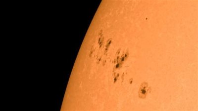 الجمعية الفلكية بجدة ترصد ظهور بقعة في طرف الشمس