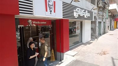 حي الوايلي يشن حملة على فرع كنتاكي بعد شكاوى من لحوم سيئة │ صور