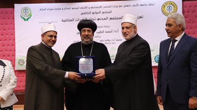 رئيس جامعة الأزهر يكرم المشاركين بمنتدى تعزيز قدرات المجتمع المدني تجاه التغيرات المناخية