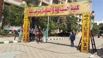 عميد سياحة المنيا: تركيب بوابات فرعونية لمدخل الكلية بمناسبة العام الدراسي الجديد | صور 