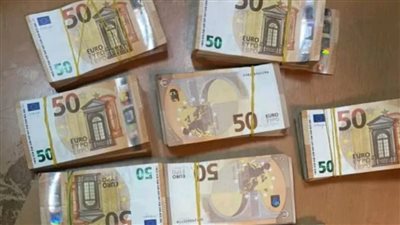 جمارك مطار القاهرة الدولي تضبط محاولة تهريب كمية من النقد الأجنبي وأسلحة بيضاء