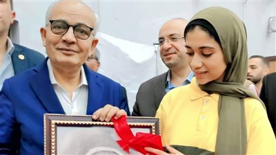 خلال زيارته لـ بني سويف.. طالبة تُهدي وزير التعليم بورتريه: قعدت يوم كامل أرسمه | صورة 