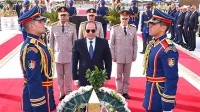 بمناسبة ذكرى أكتوبر.. السيسي يضع أكاليل الزهور على قبر الجندي المجهول والزعيمين عبد الناصر والسادات 
