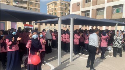 مظلات لحماية الطالبات من أشعة الشمس خلال طابور الصباح ببورسعيد | صور وفيديو