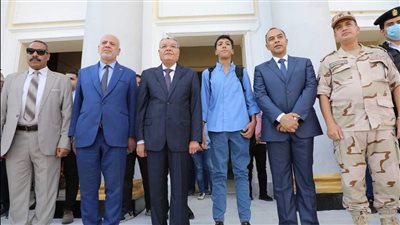 محافظ المنيا يكرم أحد أبناء الشهداء في أول أيام العام الدراسي الجديد