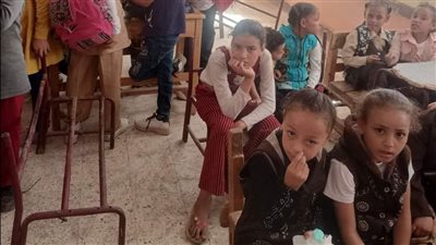 مقاعد متهالكة.. صور لمدرسة بأسيوط تثير سخط المواطنين ووكيل التعليم يرد