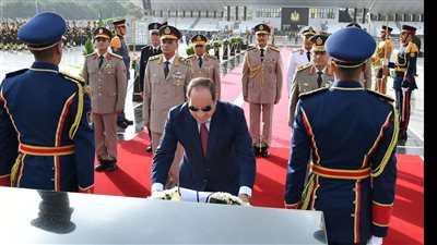 السيسي يزور النصب التذكاري لشهداء القوات المسلحة ويضع أكليل الزهور| صور