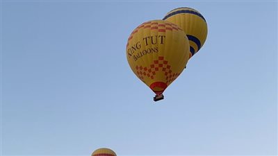 700 سائح يحلقون على متن 35 بالونًا طائرًا بسماء الأقصر