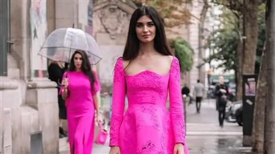 صدفة باريسية.. ياسمين صبري تظهر في خلفية صورة للنجمة التركية توبا بويوكستون 