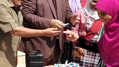 كلية الدراسات الإسلامية والعربية للبنات بالقليوبية تستقبل الطالبات بالهدايا والورود والبالونات | صور