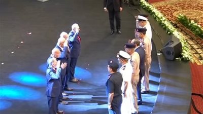 السيسي وقادة القوات المسلحة يؤدون التحية العسكرية لأبطال الكتيبة 139 بحرب أكتوبر | بث مباشر 