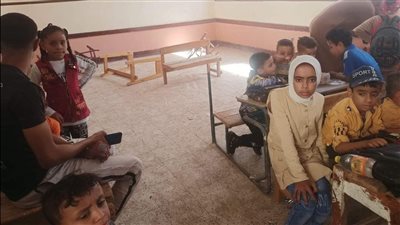 عزل ومجازاة بالخصم.. القصة الكاملة لصور المقاعد المتهالكة بمدرسة المعابدة بأسيوط | صور
