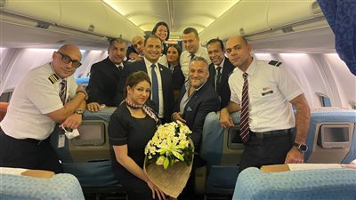 مصر للطيران تستقبل الطبيب ديفيد ماجد بالورود بعد إنقاذه حياة رضيع تعرض لوعكة صحية طارئة