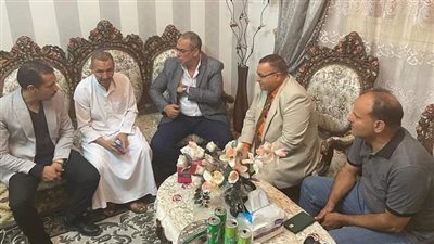 وفد من المعلمين والتعليم يزور مدير مدرسة سوهاج عقب محاولة طعنه على يد موظف | صور