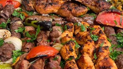 بسبب شكاوى المواطنين.. غلق وتشميع مطعم كبابجي شهير بمصر القديمة