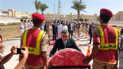 محافظ البحر الأحمر يضع إكليل الزهور على النصب التذكاري في ذكرى نصر أكتوبر| صور