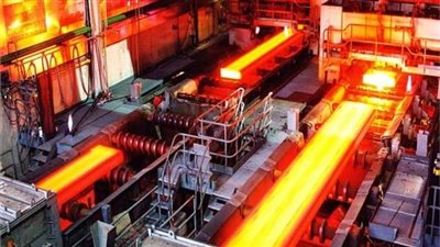 صرف مستحقات 4506 عمال بشركة الحديد والصلب بعد قرار تصفيتها