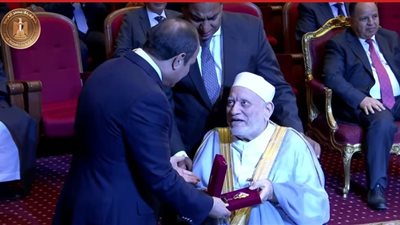  بعد تكريم السيسي وتقبيل رأسه.. أحمد عمر هاشم لـ القاهرة 24: أدعو الله أن يوفق رئيسنا لكل خير