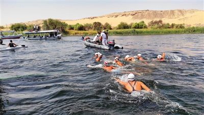 محافظ أسوان يعطي إشارة انطلاق بطولة سباق النيل لسباحة المياه المفتوحة