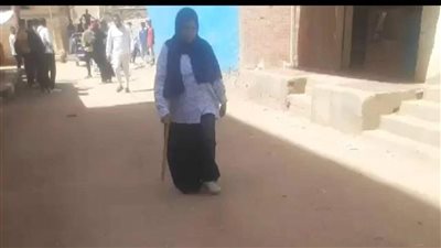 فضّت مشاجرة لفظية.. مصدر بتعليم أسوان يكشف حقيقة تعدي مديرة مدرسة على طالبين بالعصا