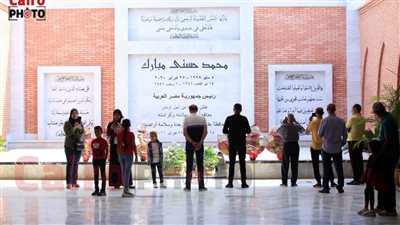 توافد المواطنين على ضريح الرئيس مبارك للاحتفال بالذكرى الـ 49 لانتصار أكتوبر 