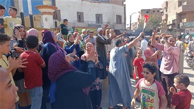 استقبلوها بالأغاني والرقص.. الحاجة رضا تصل إلى منزل أسرتها ببني سويف بعد غياب 45 سنة