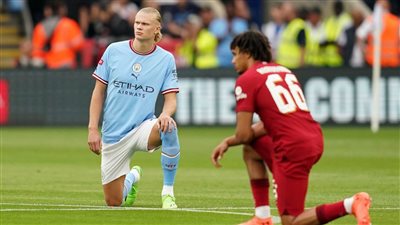 لمكافحة العنصرية.. رابطة الدوري الإنجليزي تعلن عودة الجلوس على الركبة قبل المباريات 