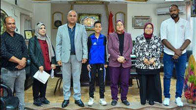 وكيل تعليم بورسعيد تكرم طالبا بالمرحلة الإعادادية لـ أمانته في إعادة هاتف محمول