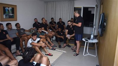 محاضرة فنية للاعبي يد الأهلي قبل مواجهة نصف النهائي