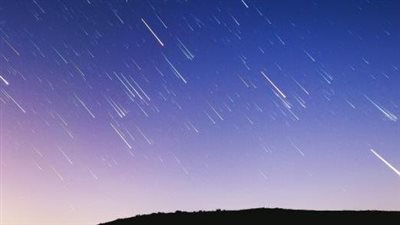 مخلفات غبار مذنب منذ عام 1900.. سماء المحافظات تشهد زخات من ظاهرة شهب التنين | بث مباشر 