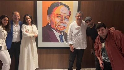 صناع فيلم فضل ونعمة يلتقطون صورة مع الزعيم