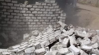 بمساحة 1575 مترًا.. إزالة تعديات على أراضي أملاك الدولة بإسنا جنوب الأقصر