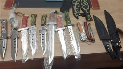 ضبط راكب بحوزته 11 سلاحًا أبيض وآخر بمواد مخدرة في مطار القاهرة | صور 