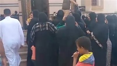 انهيار والدة شاب قُتل على يد 2 بلطجية بالدقهلية خلال تشييع جنازته إلى مثواه الأخير | بث مباشر