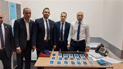 ضبط راكبة بمطار القاهرة حاولت تهريب 20 هاتفا محمولا
