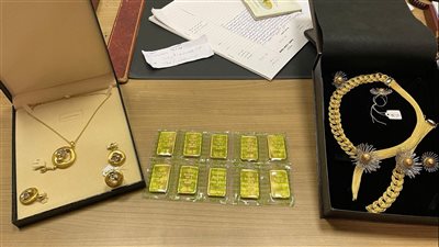 ضبط راكب بمطار القاهرة حاول تهريب 10 سبائك وأطقم مشغولات ذهبية