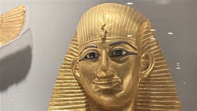 قاعه تانيس متلألئة.. عالمة آثار أمريكية تروج لقطع المتحف المصري بالتحرير | صور 