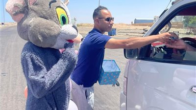 شباب مدينة رأس غارب يوزعون حلوى المولد النبوي والبالونات على المسافرين | صور