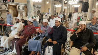 مقرأة جماعية للقرآن الكريم بمسجد الحسين بمناسبة المولد.. وراعي كنيسة يوزع حلوى بالبحر الأحمر | بث مباشر