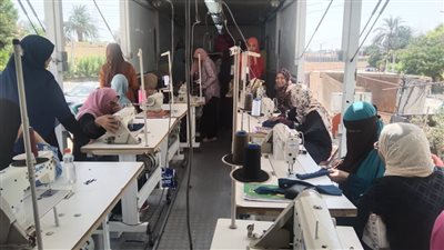 القوى العاملة: انتهاء البرنامج التدريبي على مهنة التفصيل والحياكة بالوحدة المتنقلة بالأقصر