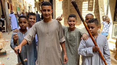 بالشومة والأعلام الزاهية.. أطفال الأقصر يحتفلون بالمولد النبوي │صور