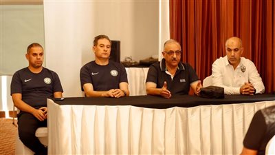 أشرف نصار يجتمع بلاعبي البنك الأهلي في معسكر الفريق بالإسماعيلية