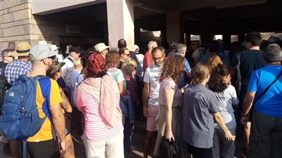 بسبب قلة منافذ بيع التذاكر.. زحام شديد على معبد إدفو بأسوان | صور 