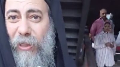 القس دوماديوس يوزع حلوى المولد النبوي في غمرة: بنحتفل مع إخواتنا المسلمين بهذه المناسبة السعيدة | بث مباشر