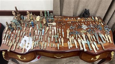 النيابة العامة تأمر بحبس شخص ضبط بحوزته 295 قطعة مشتبه في أثريتها للاتجار بها بالدقهلية