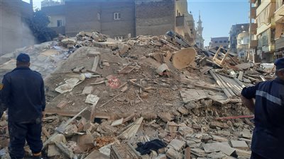 مازال البحث مستمرًا.. إصابة 6 أشخاص إثر انهيار عقار سكني بمركز ملوي في المنيا