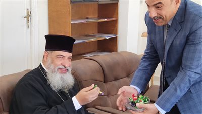 أعيادنا واحدة.. راعي الكنيسة الكاثوليكية بالبحر الأحمر يوزع حلوى المولد على الأسر الأكثر احتياجا | صور وفيديو