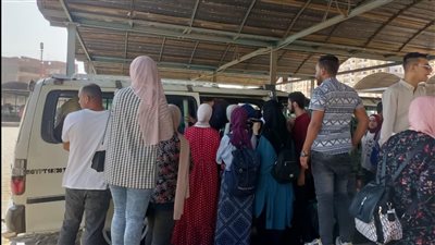 الدفع بسيارات إضافية بمواقف دسوق بكفر الشيخ للحد من الزحام | صور