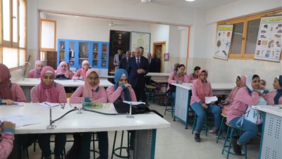 محافظ الجيزة يحضر حصة كيمياء بمدرسة الصفا.. ويوجه بضرورة وجود مشرف لكل دور بالمدراس